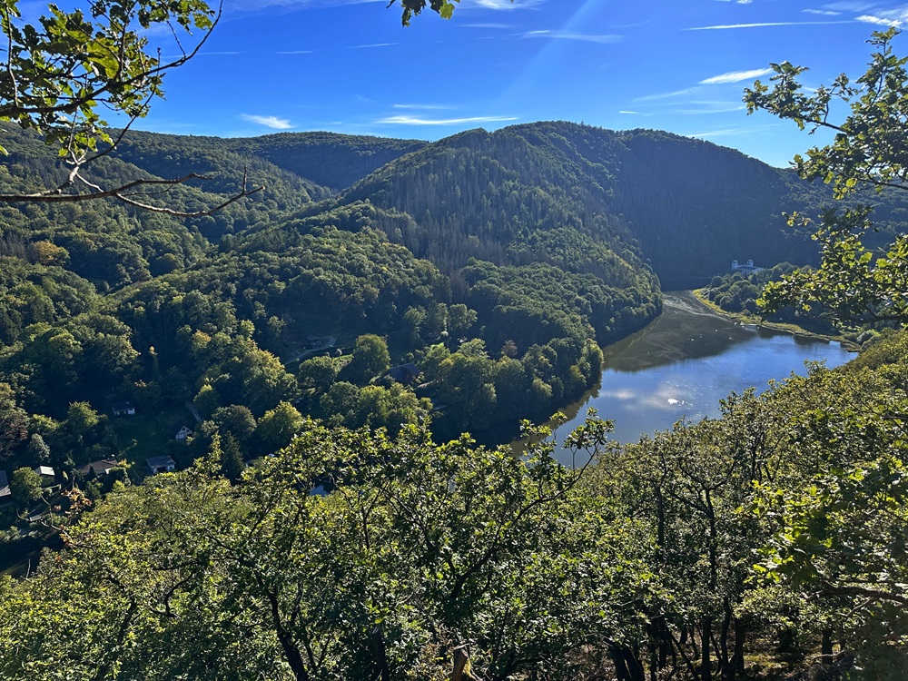 Landskab i Eifel-regionen under et packraft-eventyr