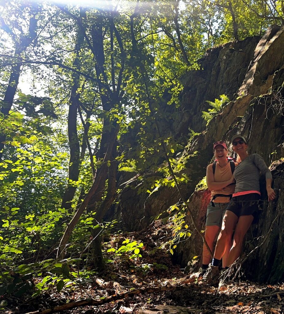 Vandrere på opdagelse i skoven under en packrafting-rute i den tyske Eifel