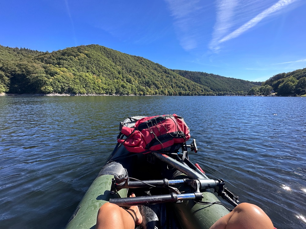 Packraft, der flyder på søen Rursee under et packrafting-eventyr