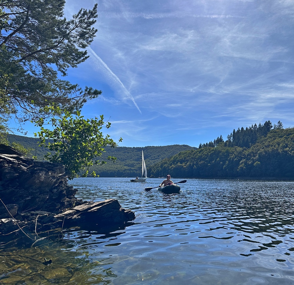 Padler en packraft på søen Rursee i Eifel, Tyskland